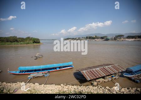 Chiang Saen, Thailandia. 9 gennaio 2024. Una vista dal lato Tailandese del Myanmar (terra sinistra) e del Laos (terra destra) da un porto. Credito: SOPA Images Limited/Alamy Live News Foto Stock