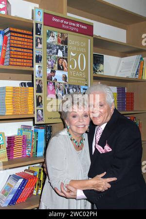 Tempe, USA. 12 gennaio 2024. Il leggendario attore di soap opera Bill Hayes, 98 anni, è morto il 12 gennaio 2024.------------------------------------------------------------------ Susan Seaforth Hayes & Bill Hayes Days of Our Lives: 50 Years Book Signing - tenuto al Changing Hands Bookstore Tempe il 26 ottobre 2015. © Steven Bergman/AFF-USA.com credito: AFF/Alamy Live News Foto Stock