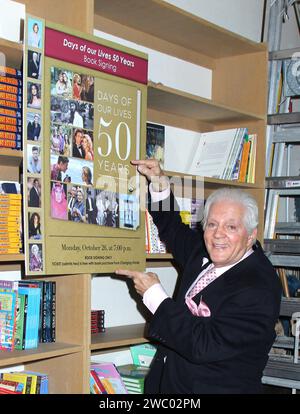 Tempe, USA. 12 gennaio 2024. Il leggendario attore di soap opera Bill Hayes, 98 anni, è morto il 12 gennaio 2024.------------------------------------------------------------------ Bill Hayes Days of Our Lives: 50 Years Book Signing - tenuto al Changing Hands Bookstore Tempe il 26 ottobre 2015. © Steven Bergman/AFF-USA.com credito: AFF/Alamy Live News Foto Stock