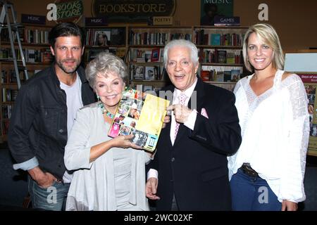 Tempe, USA. 12 gennaio 2024. Il leggendario attore di soap opera Bill Hayes, 98 anni, è morto il 12 gennaio 2024.------------------------------------------------------------------ Greg Vaughan, Susan Seaforth Hayes, Bill Hayes & Arianne Zucker Days of Our Lives: 50 Years Book Signing - tenuto al Changing Hands Bookstore Tempe il 26 ottobre 2015. © Steven Bergman/AFF-USA.com credito: AFF/Alamy Live News Foto Stock