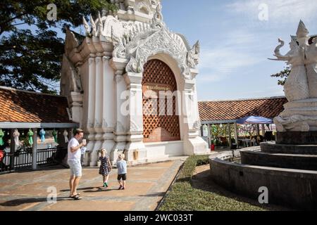 Chiang Saen, Chiang Rai, Thailandia. 9 gennaio 2024. I turisti occidentali camminano intorno al Triangolo d'Oro a Chiang Saen. (Immagine di credito: © Guillaume Payen/SOPA Images via ZUMA Press Wire) SOLO USO EDITORIALE! Non per USO commerciale! Foto Stock