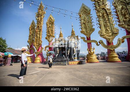 Chiang Saen, Chiang Rai, Thailandia. 9 gennaio 2024. I turisti locali scattano foto al Triangolo d'Oro di Chiang Saen. (Immagine di credito: © Guillaume Payen/SOPA Images via ZUMA Press Wire) SOLO USO EDITORIALE! Non per USO commerciale! Foto Stock