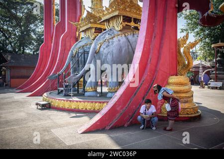 Chiang Saen, Chiang Rai, Thailandia. 9 gennaio 2024. I turisti locali si riposano all'ombra del Triangolo d'Oro a Chiang Saen. (Immagine di credito: © Guillaume Payen/SOPA Images via ZUMA Press Wire) SOLO USO EDITORIALE! Non per USO commerciale! Foto Stock