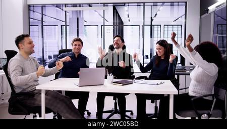 Gruppo eterogeneo di persone aziendali felici Foto Stock