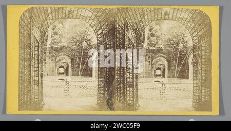 Mandrino in acciaio in un parco, Anonimo, 1861 - 1870 cartone stereografico. Stampa albumen di carta casa estiva, mandrino, casa-giardino (olandese: 'Theekoepel') Foto Stock