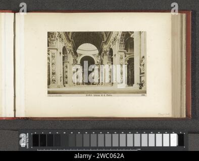 Interno del Sint-Pieterskerk a Roma, Anonimo, c. 1860 - c. 1890 Fotografia parte di album fotografico con registrazioni di chiese, immagini ed edifici antichi a Roma. Cartone di Roma. supporto fotografico stampa in argento gelatina prospettiva della città, panorama della città, sagoma della città. Interno della chiesa di Roma. St la basilica di Pietro Foto Stock