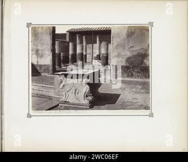Resti della casa di Meleagro a Pompei, c. 1860 - c. 1900 Fotografia parte di album fotografico con registrazioni di scavi a Pompei di Giorgio Sommer. Carta di Pompei. supporto fotografico scavo di stampe albumane  archeologia. villa. scultura (+ rilievo  scultura). Colonna, colonna  architettura Pompei Foto Stock