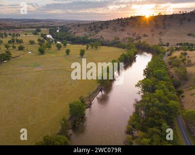 Vista aerea del tramonto sulle colline che circondano un fiume che scorre attraverso i terreni agricoli a Gundagai nel nuovo Galles del Sud, Australia Foto Stock