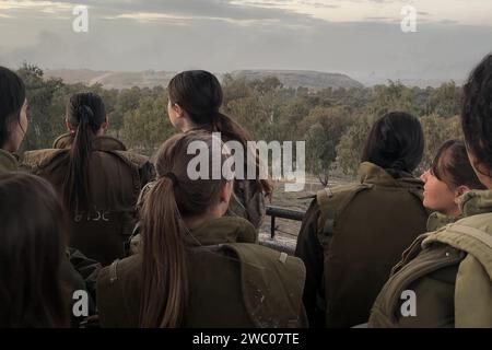 Un gruppo di soldati israeliani di “Lookout” (Tazpitanit in ebraico) dal Combat Intelligence Collection Corps, incaricato di riconoscere i tentativi di ingresso ostili e i danni lungo i confini, guardate uno sciopero israeliano su Gaza mentre si trovano in un punto di osservazione vicino al confine di Gaza, in mezzo a continue battaglie tra Israele e il gruppo militante Hamas On 10 gennaio 2024 al confine di Gaza, Israele. Foto Stock