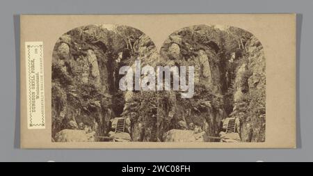 Vista del Dungeon Ghyll Force te Great Langdale, William Russell Sedgfield, c. 1850 - c. 1880 stereografo Great Langdale Cardboard. cascata di stampa albumana di supporto fotografico. Burrone, abisso, canyon Great Langdale Foto Stock