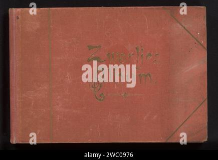 Colleziona album con ritratti per bambini, Anonymous, 1880 - 1910 album Zwartjes con un totale di 84 foto e 44 stampe fotografiche meccaniche. L'album contiene principalmente ritratti di bambini, a volte con animali. supporto fotografico. cartone. collotipo di lino (materiale)/stampa in argento gelatina (bambino tra i più piccoli e i giovani). ragazzo (bambino tra il bambino e la giovinezza). bambino (a casa). cane Foto Stock