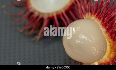 Frutta rambutana sul tavolo. Il rambutan è un frutto popolare in Thailandia. Foto Stock