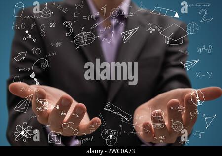 Scrittura manuale maschile di formule matematiche su sfondo sfocato. Scienza e concetto di algebra. Doppia esposizione Foto Stock
