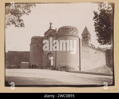 Veduta della Puerta de Bisagra Nueva a Toledo, Anonimo, 1851 - c. 1890 Fotografia questa foto fa parte di un album. Porta di stampa in albume di carta Toledo  città fortificata nuovo sportello a cerniera Foto Stock