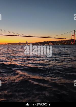 La vista notturna del Ponte sul Bosforo sembra da camlıca illuminata da una luce LED viola a Istanbul Foto Stock