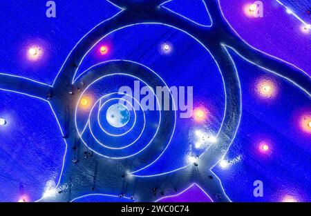 I turisti stanno suonando nella zona luminosa ''Starry Night'' del 3° Hohhot Joy Ice and Snow Festival a Hohhot, Mongolia interna, Cina, il 12 gennaio 2024. (Foto di Costfoto/NurPhoto) credito: NurPhoto SRL/Alamy Live News Foto Stock