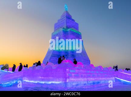 I turisti guardano le sculture di ghiaccio al 3 ° Hohhot Happy Ice and Snow Festival a Hohhot, Mongolia interna, Cina, il 12 gennaio 2024. (Foto di Costfoto/NurPhoto) credito: NurPhoto SRL/Alamy Live News Foto Stock