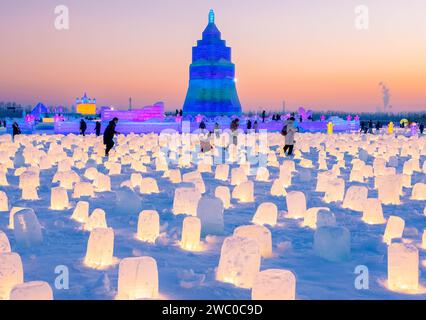 I turisti guardano le sculture di ghiaccio al 3 ° Hohhot Happy Ice and Snow Festival a Hohhot, Mongolia interna, Cina, il 12 gennaio 2024. (Foto di Costfoto/NurPhoto) credito: NurPhoto SRL/Alamy Live News Foto Stock