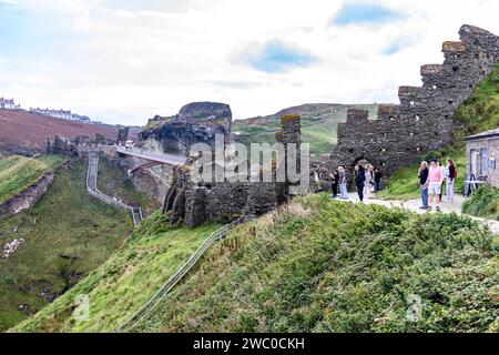 Castello di Tintagel e Re Artù sulla costa settentrionale della Cornovaglia, gestito da English Heritage, Inghilterra, Regno Unito, 2023 Foto Stock