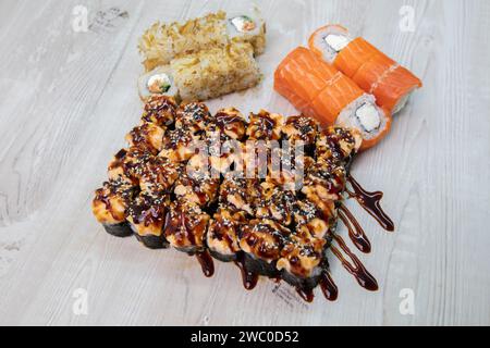 Un set di panini sushi conditi con salsa di soia. Foto Stock