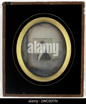 Produzione fotografica di ritratti dipinti o ritratti di un uomo sconosciuto, presumibilmente olandese, c. 1845 - c. 1855 fotografia rame (metallo). vetro. cartone. materiali tessili. persone storiche in metallo non conosciute per nome. immagine, pittura Foto Stock