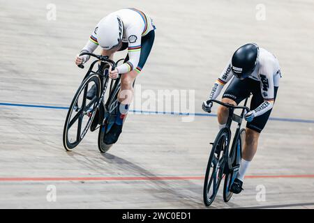 Apeldoorn, Paesi Bassi. 12 gennaio 2024. Foto di Alex Whitehead/SWpix.com - 12/01/2024 - Ciclismo - 2024 UEC Track Elite European Championships - Omnisport, Apeldoorn, Paesi Bassi - finale femminile Sprint - Emma Finucane della Gran Bretagna vince l'oro davanti alla tedesca Lea Sophie Friedrich credito: SWpix/Alamy Live News Foto Stock