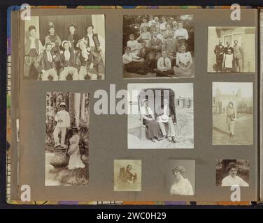 Companies and Portraits, Anonymous, c. 1900 - c. 1925 Photograph album magazine con foto di varie compagnie, tra cui un gruppo di uomini vestiti. Inoltre, ritratti di donne e una foto di una donna in piedi sul Museumplein di Amsterdam di fronte al Rijksmuseum. Anche una foto di una coppia, presumibilmente nelle Indie Orientali olandesi. Parte dell'album fotografico di una famiglia olandese sconosciuta con legami in Suriname e nelle Indie orientali olandesi (1). Cartone per l'Europa. supporto fotografico uomo adulto. donna adulta. festa di vestiti. matrimonio, coppia sposata, matrimonio. spiaggia (come luogo di svago) Museu Foto Stock