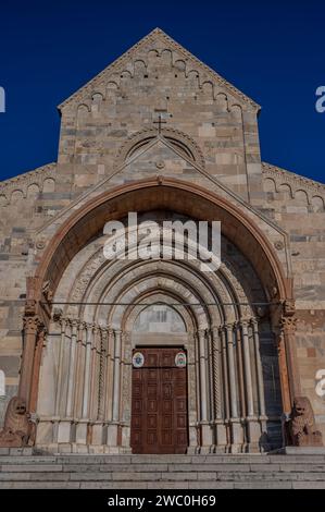 La cattedrale di Ancona è dedicata a San Ciriaco. Si tratta di una chiesa medievale in cui lo stile romanico si fonde con quello bizantino, evidente in t Foto Stock