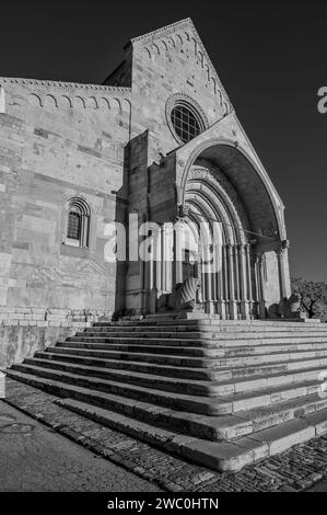 La cattedrale di Ancona è dedicata a San Ciriaco. Si tratta di una chiesa medievale in cui lo stile romanico si fonde con quello bizantino, evidente in t Foto Stock