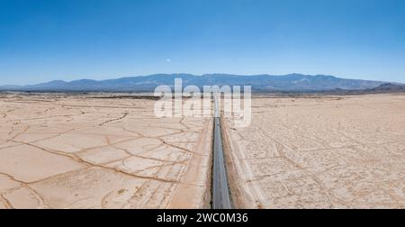 Classica vista panoramica di una strada dritta infinita Foto Stock