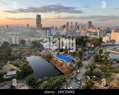Addis Abeba, Etiopia - 9 gennaio 2023: Panoramica aerea della città di Addis Abeba, la capitale dell'Etiopia, che mostra nuovi edifici e costruzioni Foto Stock