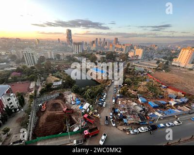 Addis Abeba, Etiopia - 9 gennaio 2023: Panoramica aerea della città di Addis Abeba, la capitale dell'Etiopia, che mostra nuovi edifici e costruzioni Foto Stock