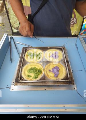 Carrello di cibo di strada indonesiano di Gerobak a Bandung, Giava Occidentale, Indonesia che vende Martabak Mini. Foto Stock