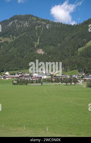 Villaggio di Sankt Jakob a Haus nella valle del Pillerseetal, Tirolo, Austria Foto Stock