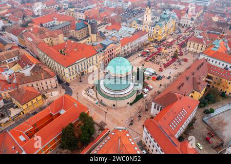 Vista aerea dello skyline del centro di Pecs con la moschea di Pasha Gazi Kassim al centro. Foto Stock