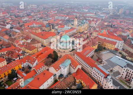 Vista aerea dello skyline del centro di Pecs con la moschea di Pasha Gazi Kassim al centro. Foto Stock