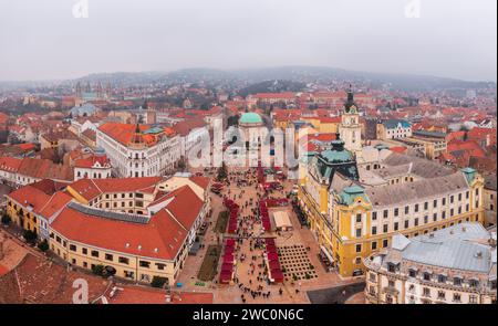 Vista aerea panoramica sullo skyline del mercato di natale nel centro di Pecs con la moschea di Pasha Gazi Kassim al centro. Foto Stock