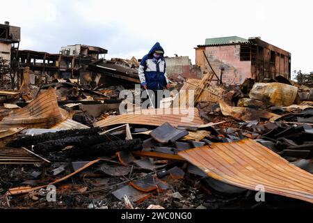 Ishikawa, Giappone. 5 gennaio 2024. Il terremoto della penisola di noto si è verificato la sera del 1° gennaio. Le strade e le linee di vita continuano a essere tagliate, soprattutto nelle aree gravemente danneggiate. Un uomo cerca il cadavere di sua moglie nella loro casa bruciata. Si è rotto in lacrime e ha detto: "Odio il terremoto che ha portato via tutto" (Credit Image: © James Matsumoto/SOPA Images via ZUMA Press Wire) SOLO USO EDITORIALE! Non per USO commerciale! Foto Stock