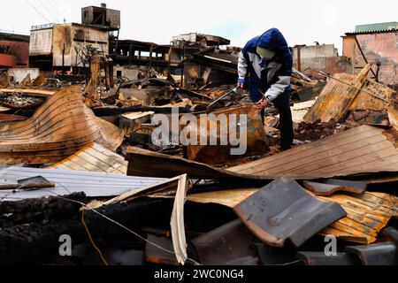 Ishikawa, Giappone. 5 gennaio 2024. Il terremoto della penisola di noto si è verificato la sera del 1° gennaio. Le strade e le linee di vita continuano a essere tagliate, soprattutto nelle aree gravemente danneggiate. Un uomo cerca il cadavere di sua moglie nella loro casa bruciata. Si è rotto in lacrime e ha detto: "Odio il terremoto che ha portato via tutto" (Credit Image: © James Matsumoto/SOPA Images via ZUMA Press Wire) SOLO USO EDITORIALE! Non per USO commerciale! Foto Stock