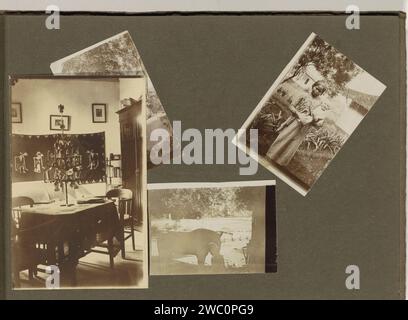 Colonia Leprozen Danaradja: Abitazione interna con albero di Natale e bambino piccolo, Anonimo, 1922 Fotografia album rivista con quattro foto: Sulla foto più grande all'estrema sinistra una stanza con un albero di Natale sul tavolo, probabilmente in una casa nella colonia Leprozen Danaradja. In alto a sinistra un bambino orizzontale. In alto a destra una donna con un bambino sul braccio. Sotto un bambino a cavallo in un giardino. Parte dell'album fotografico Leprozen Colony Danaradja e registrazioni familiari. Cartone est. lebbra di supporto fotografico. giardino. interno della casa. cavallo. Albero di Natale. bambino. anonimo storico po Foto Stock