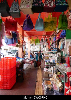 Fai shopping nelle case nella vecchia Bandung City sulla Jl. Cibadak a Giava Occidentale, Indonesia, con area pavimentata coperta, dove vengono esposti in vendita molti prodotti, come le borse. Foto Stock