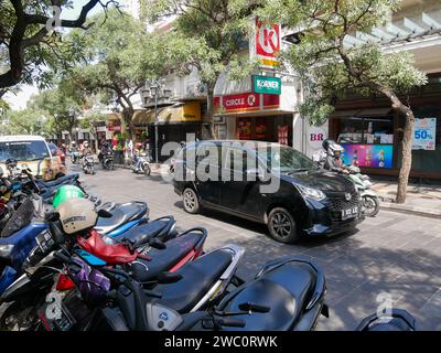 Braga Street a Bandung City, Giava Occidentale, Indonesia, è una destinazione popolare sia per la gente del posto che per i turisti. Foto Stock