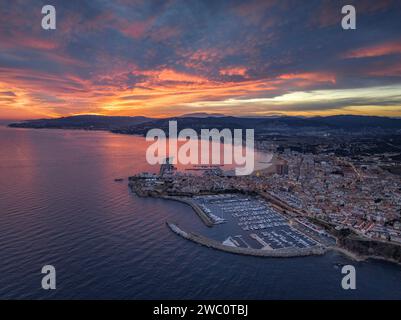 Tramonto con un cielo rosso sulla baia e sulla città di Palamós. Vista aerea (Costa Brava, Baix Empordà, Girona, Catalogna, Spagna) Foto Stock
