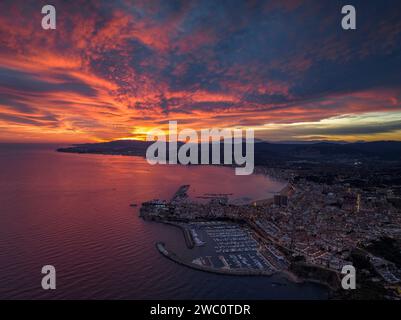 Tramonto con un cielo rosso sulla baia e sulla città di Palamós. Vista aerea (Costa Brava, Baix Empordà, Girona, Catalogna, Spagna) Foto Stock