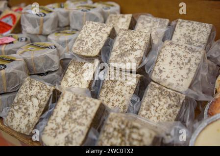 Prodotti gastronomici tradizionali catalani provenienti dal mercato sotto l'abbazia di Montserrat (Bages, Barcellona, Catalogna, Spagna) Foto Stock