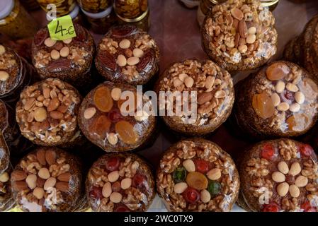 Prodotti gastronomici tradizionali catalani provenienti dal mercato sotto l'abbazia di Montserrat (Bages, Barcellona, Catalogna, Spagna) Foto Stock