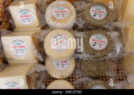 Prodotti gastronomici tradizionali catalani provenienti dal mercato sotto l'abbazia di Montserrat (Bages, Barcellona, Catalogna, Spagna) Foto Stock