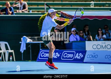 Melbourne, Australia. 11 gennaio 2024. Max Purcell, australiano, visto in azione durante l'ultima partita del giorno 2 del Care Wellness Kooyong Classic Tennis Tournament contro Zhang Zhizhen (non nella foto) della Cina al Kooyong Lawn Tennis Club. Zhang Zhizhen ha sconfitto l'australiano Max Purcell 7-6, 4-7 (10-7) Credit: SOPA Images Limited/Alamy Live News Foto Stock