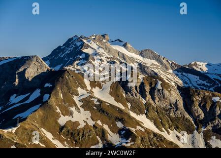 Massiccio Vignemale, mezzo coperto di neve, visto dal passo del col de Sarradets in una mattina di primavera (Gavarnie, Occitania, Francia, Pirenei) Foto Stock