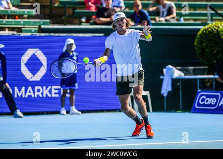 Melbourne, Australia. 11 gennaio 2024. Max Purcell, australiano, visto in azione durante l'ultima partita del giorno 2 del Care Wellness Kooyong Classic Tennis Tournament contro Zhang Zhizhen (non nella foto) della Cina al Kooyong Lawn Tennis Club. Zhang Zhizhen ha sconfitto l'australiano Max Purcell 7-6, 4-7 (10-7) (foto di Alexander Bogatyrev/SOPA Images/Sipa USA) Credit: SIPA USA/Alamy Live News Foto Stock